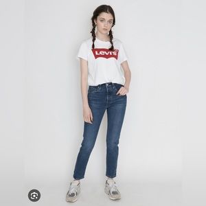 Levi’s skinny straight high waisted true blue jeans in 26/28 excellent condition